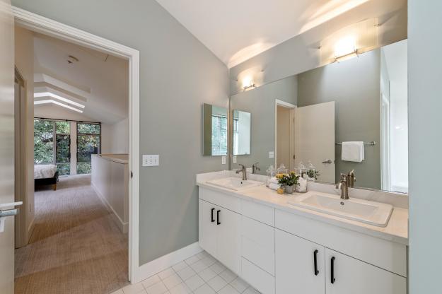 6 Iron Horse Lane Bathroom