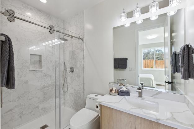 1407 Boulevard Way Bathroom