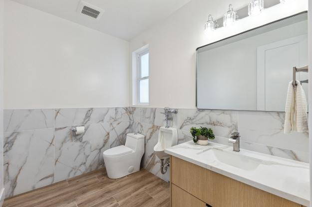 1407 Boulevard Way Bathroom