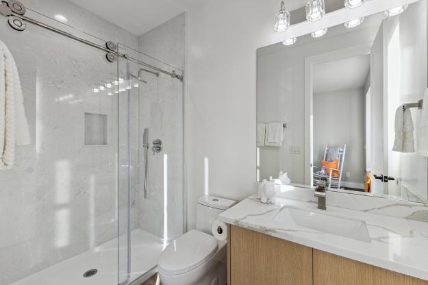 1407 Boulevard Way Bathroom