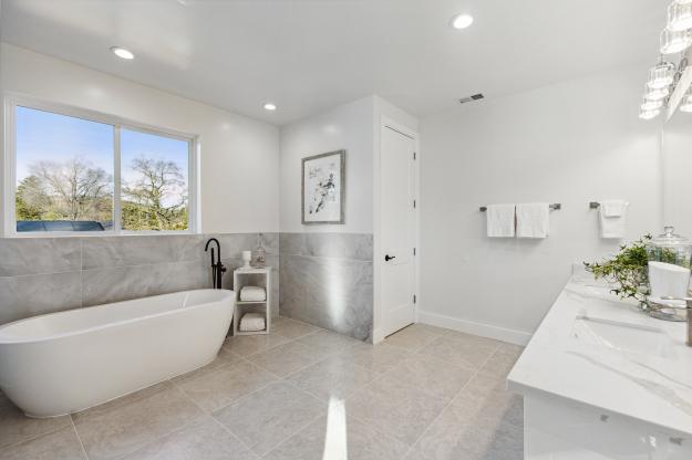 1407 Boulevard Way Bathroom