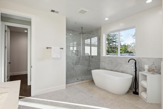 1407 Boulevard Way Bathroom