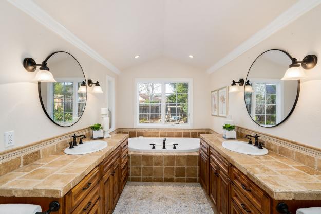 167 Belgian Drive Bathroom