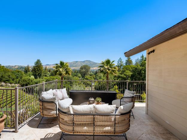 1 Sky Ter Backyard
