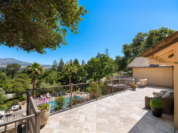 1 Sky Ter Backyard