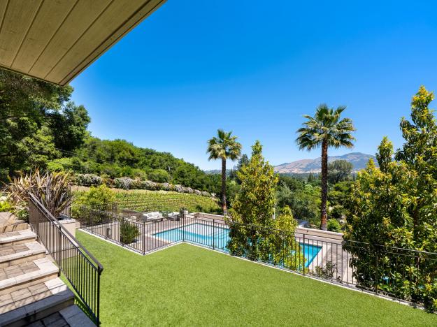 1 Sky Ter Backyard