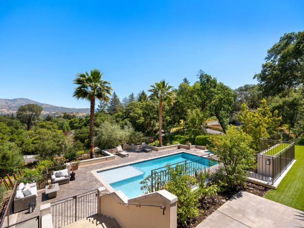 1 Sky Ter Backyard