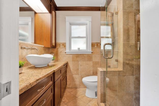 135 Grover Lane Bathroom