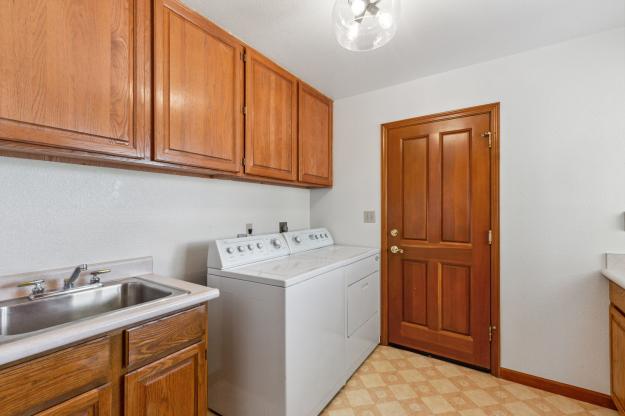 9050 Highland Rd Laundry Room