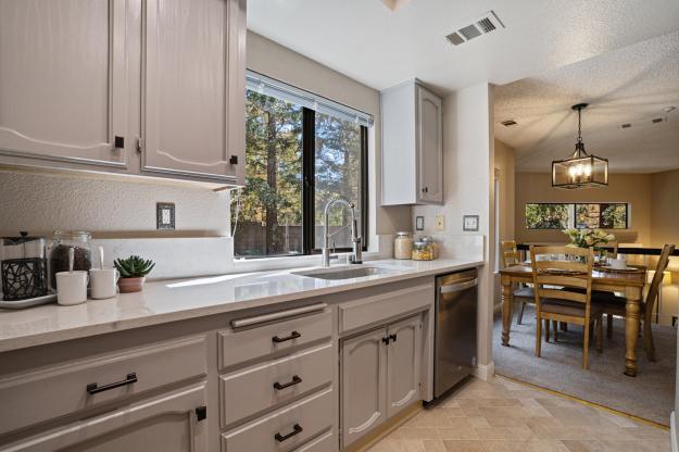 3302 Smoketree Cmn Kitchen