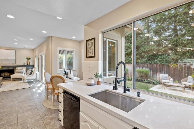 317 Windchime Dr Kitchen