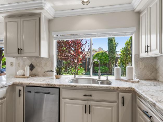 256 Viewpoint Drive Kitchen